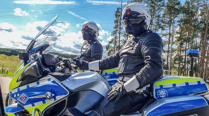 Dwaj policjanci ruchu drogowego na motocyklach.