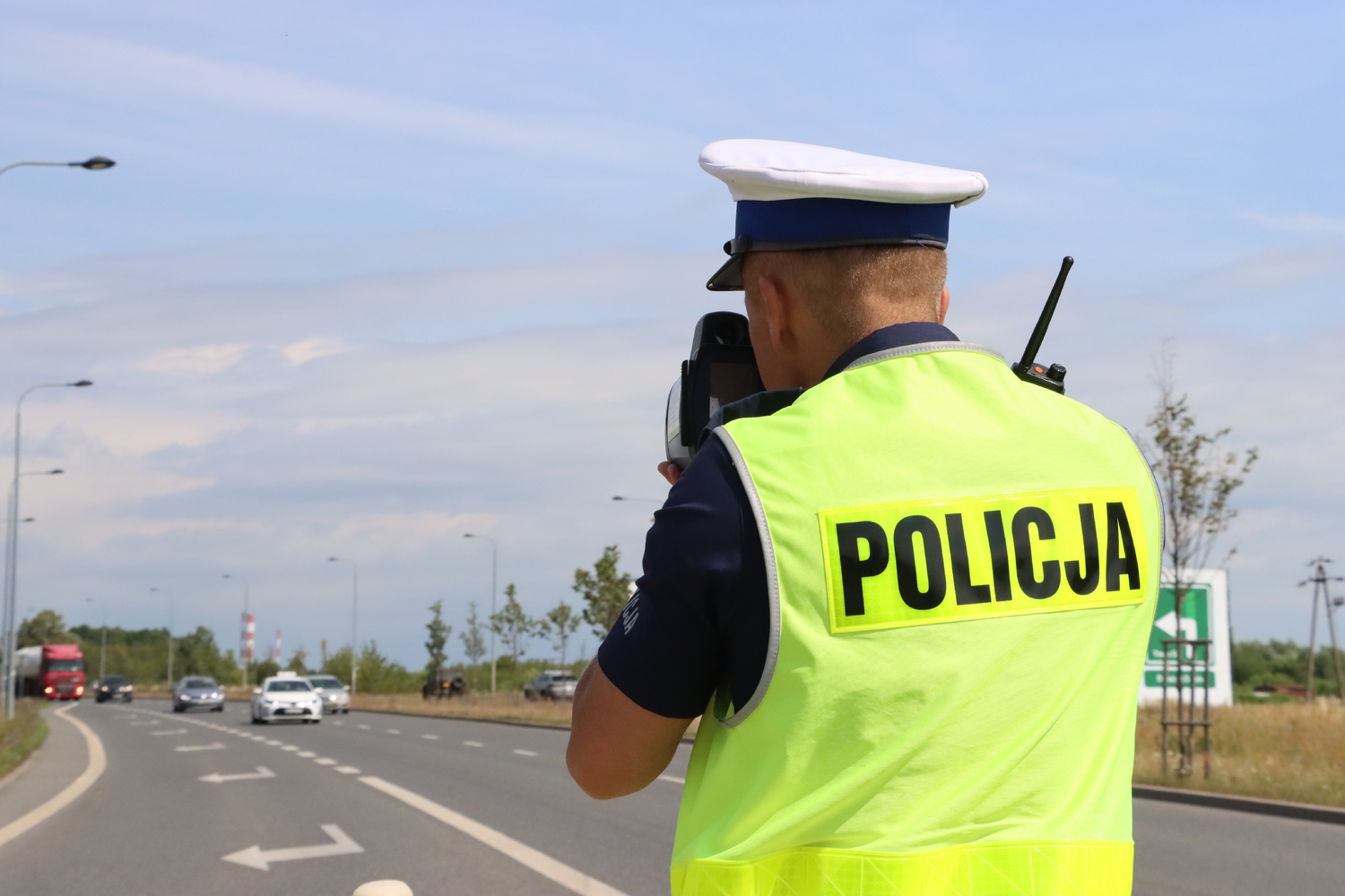 policjant ruchu drogowego podczas kontroli drogowej