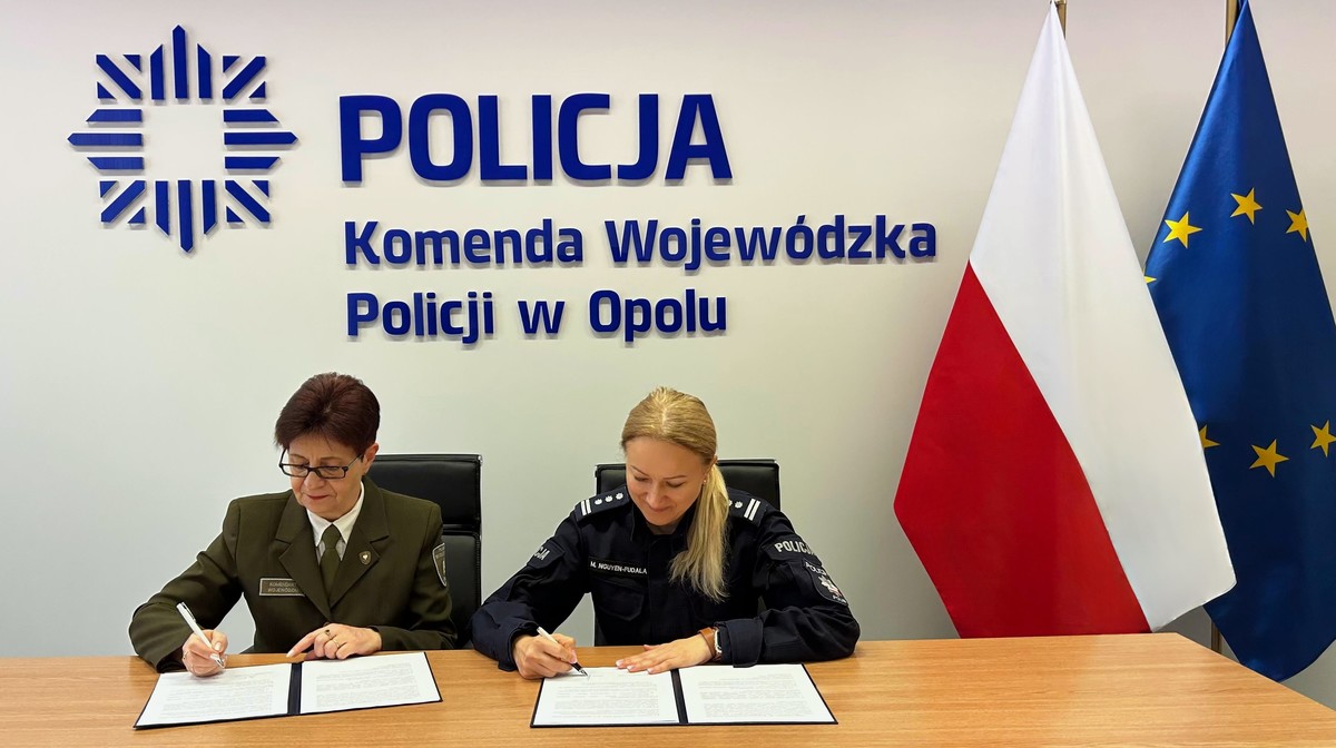 Komendant Wojewódzka Policji w Opolu i Komendant Wojewódzka Państwowej Straży Rybackiej podpisują porozumienie.