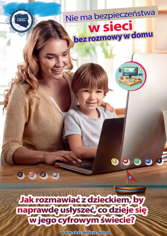 Zdjęcie uśmiechniętej kobiety z dzieckiem na kolanach. Oboje siedzą przed otwartym laptopem. Po lewej stronie u góry widoczne jest logo CBZC, po prawej stronie napis:  Nie ma bezpieczeństwa w sieci bez rozmowy w domu. Na dole zdjęcia znajduje się kolejny napis: Jak rozmawiać z dzieckiem, by naprawdę usłyszeć, co dzieje się w jego cyfrowym świecie?. Poniżej adres strony internetowej CBZC: www.cbzc.policja.gov.pl. 