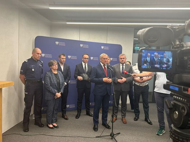 Uczestnicy posiedzenia KRBRD na konferencji prasowej.