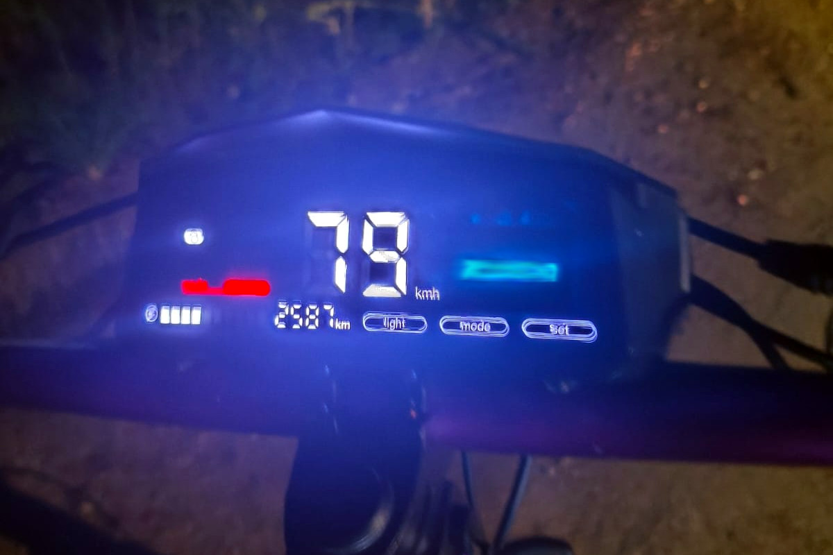 Wyświetlacz hulajnogi elektrycznej wskazuje prędkosc 79 km/h.