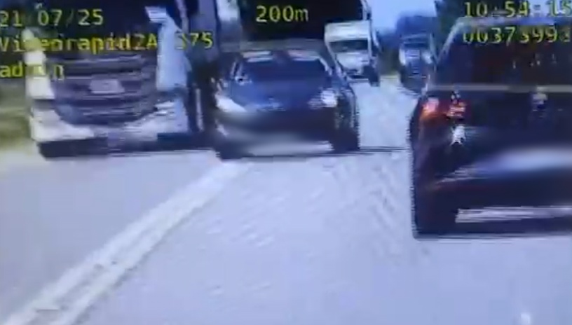 Stop klatka z nagrania policyjnego wideorejestratora, na którym widać auto osobowe wyprzedzające inne pojazdy w miejscu zabronionym.