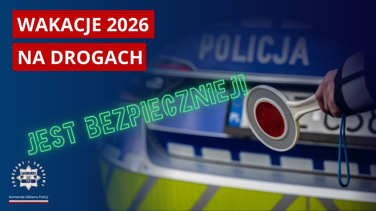Napis: Wakacje 2026 na drogach - jest bezpieczniej. Poniżej gwiazda policyjna i napis: Pomagamy i chronimy, a poniżej napis: komenda Główna Policji. W tle widać policyjny radiowóz i policjanta z lizakiem.