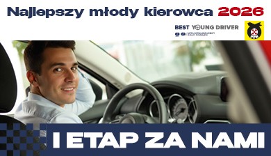 Grafika z napisem najlepszy młody kierowca. Poni zej napisu męzczyna siedący wewnatrz samochodu osobowego.