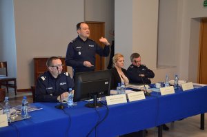 Zdjęcie przedstawia naradę służbową kadry kierowniczej pionu logistyki Policji