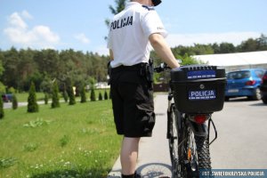 Policjant z rowerem elektrycznym