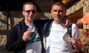 Dwaj policjanci biorący udział w ultramaratonie z medalami