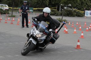 Policjant ruchu drogowego na motorze