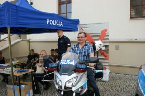 Mieszkaniec powiatu raciborskiego na policyjnym motorze