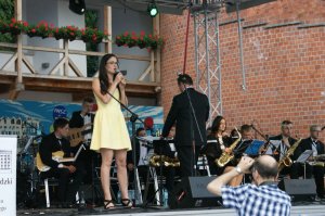 Zdobywczyni nagrody Grand Prix Magdalena Wojak z Raciborza na scenie śpiewa piosenkę