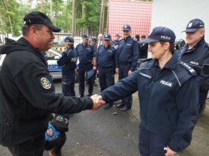 insp. Irena Doroszkiewicz Opolski Komendant Wojewódzki Policji  z policjantami z patroli wodnych