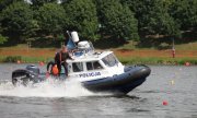 pokaz ratowniczy na wodzie -symulacja akcji ratowniczej z użyciem łodzi motorowodnej