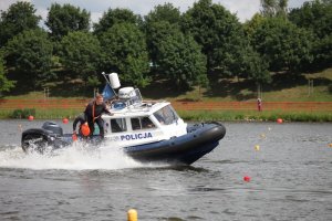pokaz ratowniczy na wodzie -symulacja akcji ratowniczej z użyciem łodzi motorowodnej
