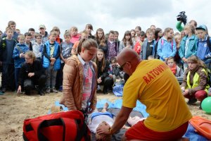 ratownik medyczny uczy dzieci pierwszej pomocy
