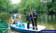 policjanci na łodzi patrolują akwen