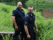 policjanci nad brzegiem rzeki