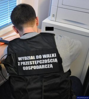 policjant wydziału do walki z przestępczością gospodarczą w trakcie oględzin