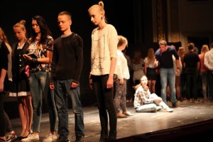 Przedstawienie – młodzież na scenie wciela się w swoje role