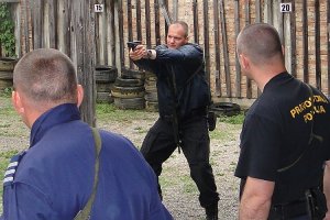 W trakcie zajęć policjanci prezentowali również elementy polskiego systemu doskonalenia strzeleckiego