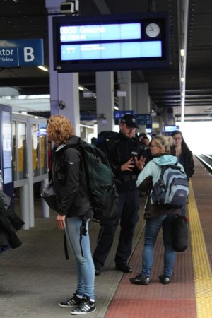 młodzież rozmawia przed wejściem do pociągu