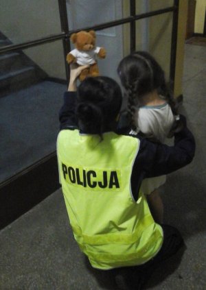policjantka przekazuje misia dziecku