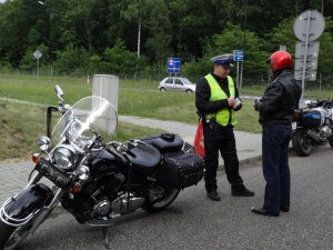 Bezpieczny motocyklista w drodze na wakacje - kontrola drogowa