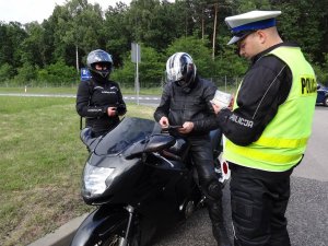 Bezpieczny motocyklista w drodze na wakacje- policjanci kontrolują motocyklistę