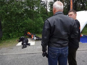 Bezpieczny motocyklista w drodze na wakacje - symulacja miejsca wypadku