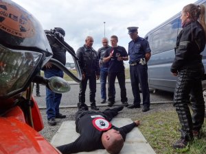 Bezpieczny motocyklista w drodze na wakacje - symulowane miejsce wypadku