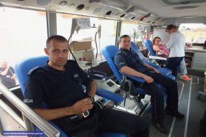 Funkcjonariusze oddają krew