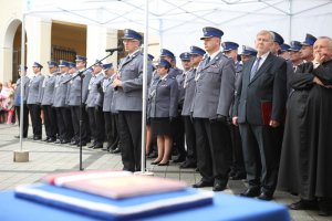 Komendant Batkowski przemawia do nowych wielkopolskich policjantów.