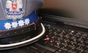 Klawiatura komputera i czapka policyjna - zdjęcie poglądowe
