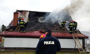 Policjanci po służbie ratowali rodzinę i jej mienie z płonącego domu