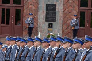 W trakcie uroczystości zaciągnięta została warta honorowa pod tablicą pamiątkową i urną z ziemią pobraną z miejsca kaźni polskich przedwojennych policjantów w Miednoje