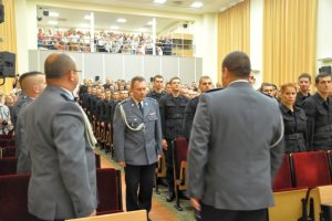 Dowódca uroczystości składa meldunek zastępcy Komendanta Szkoły Policji w Słupsku