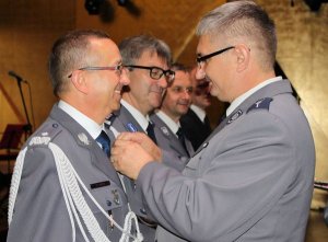 zastępca Komendanta Głównego Policji nadinspektor Wojciech Olbryś odbiera medal