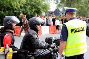 motocykliści rozmawiają z policjantem