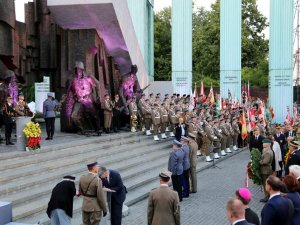 delegacja Policji przed pomnikiem