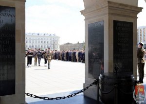 delegacje zmierzają do Grobu Nieznanego Żołnierza