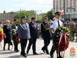 delegacje zmierzają do Grobu Nieznanego Żołnierza - na pierwszym planie nadinspektor Mirosław Schossler