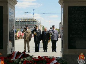 nadinspektor Mirosław Schossler i przedstawiciele wojska i straży oddają honory przed grobem Nieznanego Żołnierza