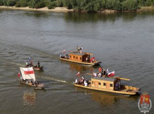 łodzie na Wiśle z flagami