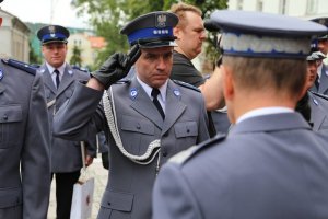 mianowany policjant oddaje honory  nadinspektorowi Krzysztofowi Zgłobickiemu Komendantowi Wojewódzkiemu Policji w Bydgoszczy