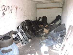 garaż wypełniony częściami samochodowymi