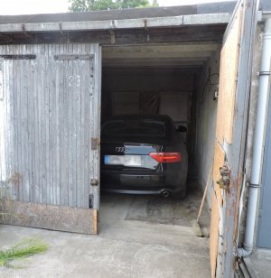 samochód audi ukryty w garażu