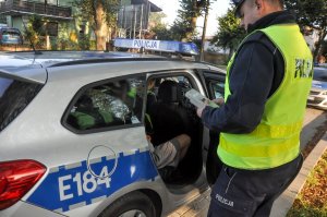 Policjanci kontrolują kierowców