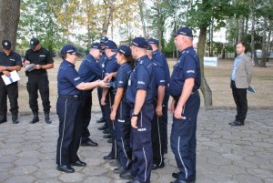 funkcjonariusze przed XV Finałem Kynologicznych Mistrzostw Policji