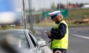 Kontrola auta przez policjantkę ruchu drogowego