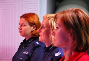 Policjantki i jedna z kobiet biorące udział w szkoleniu